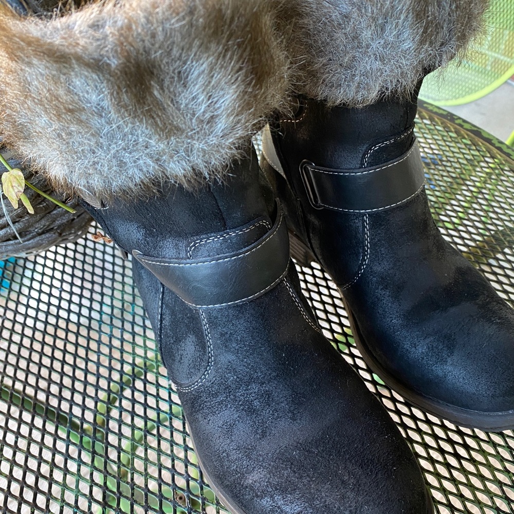 Fur lined black boots size 8